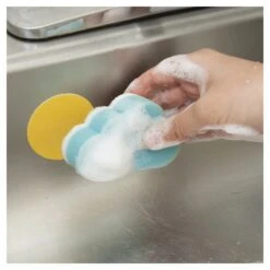 KIKKERLAND Cloud Grab 'N Scrub -Kikkerland cloud grab n scrub being used