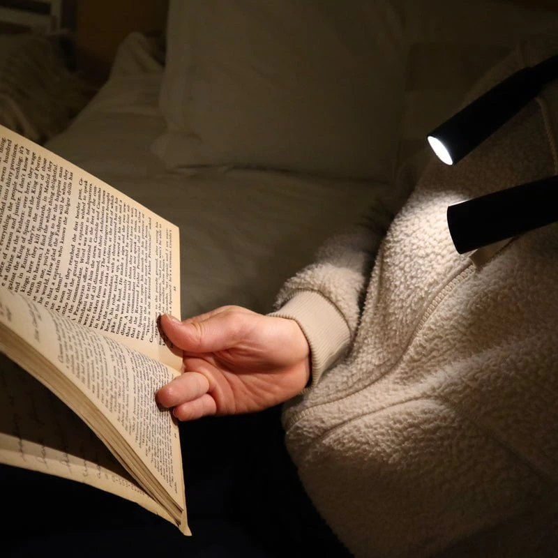 KIKKERLAND Hands-Free Book Light 3 KIKKERLAND Hands-Free Book Light - Image 3